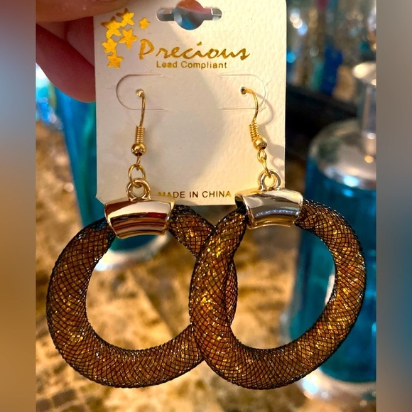 12J: NWT Precious Women’s Gold Mesh Round Drop Earrings with Gold Hooks. - Picture 1 of 3